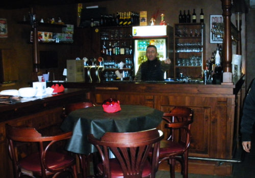 Interno pub in pino russo, pannelli con bugne, piani in legno massello e capitelli