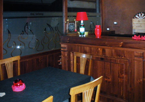 Interno pub in pino russo, pannelli con bugne, piani in legno massello e capitelli