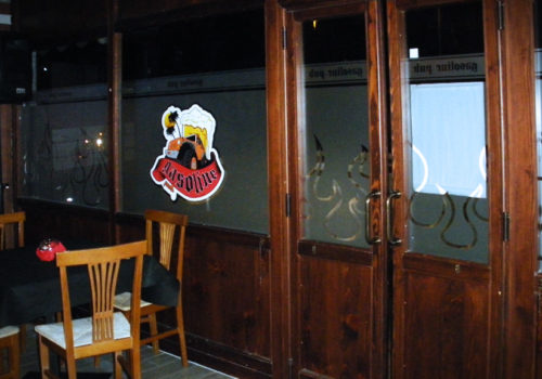 Interno pub in pino russo, porte a vento e vetrine